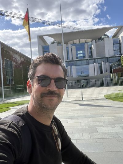 Vor dem Bundeskanzleramt in Berlin
